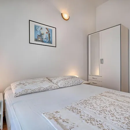 Ferienapartment Fuer Sechs Personen By Interhome
