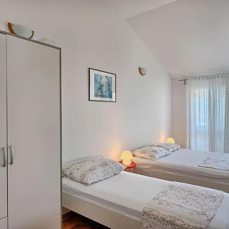 Ferienapartment Fuer Sechs Personen By Interhome *